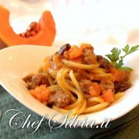 Spaghetti con zucca, salsiccia e funghi porcini
