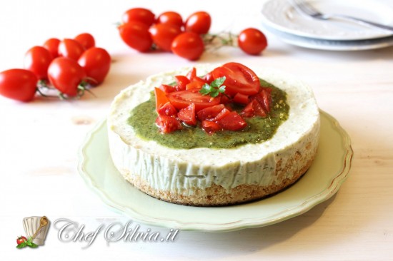 Cheesecake salato al pesto e pomodori