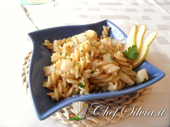 Fusilli con gorgonzola,  pere e noci