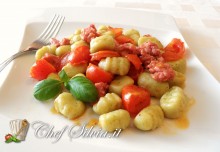 Gnocchi di ricotta e basilico con ragù di salsiccia