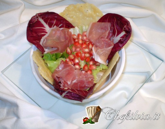 Insalata di prosciutto con cialde di grana