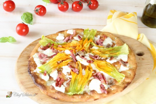 Pizza con fiori di zucca, stracchino e speck