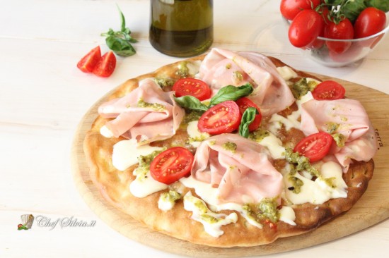 Pizza con mortadella, pistacchio e burrata