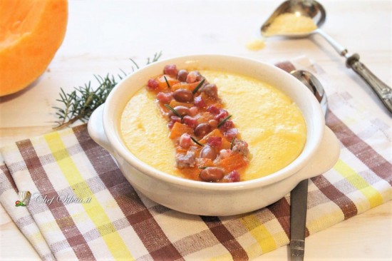 Polenta con ragù di salsiccia, zucca e fagioli