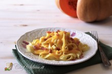 Tagliatelle alla crema di zucca, gorgonzola e speck