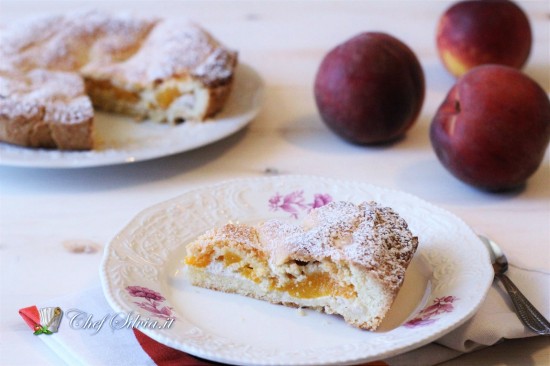 Crostata con ricotta, pesche e amaretti