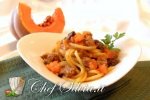 Spaghetti con zucca, salsiccia e funghi porcini