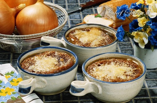 Zuppa di cipolle gratinata