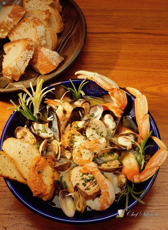 Zuppa di pesce con pane all'aglio